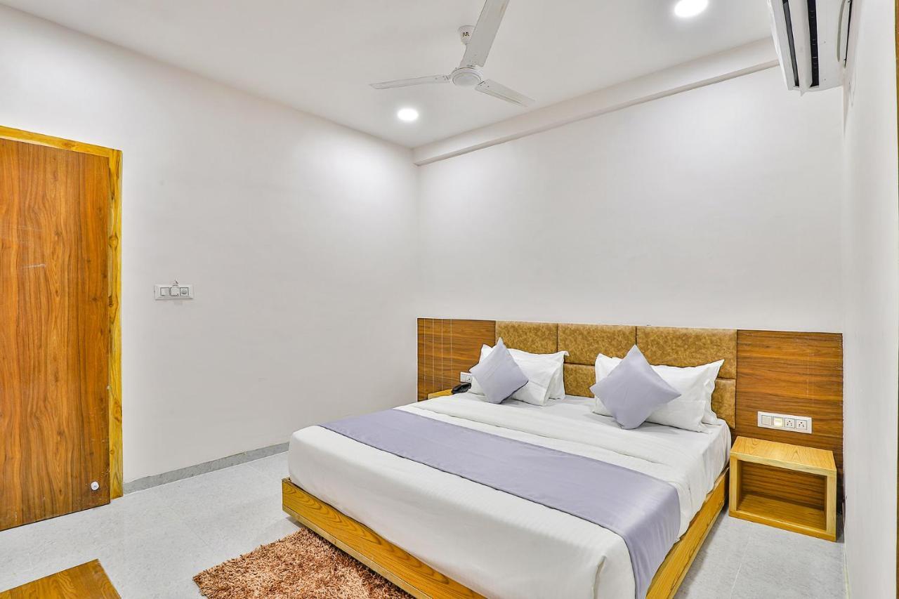 Fabhotel Parkland A Ahmedabad Extérieur photo
